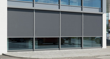 Zatiahnete roletu a slnečné lúče nemajú šancu